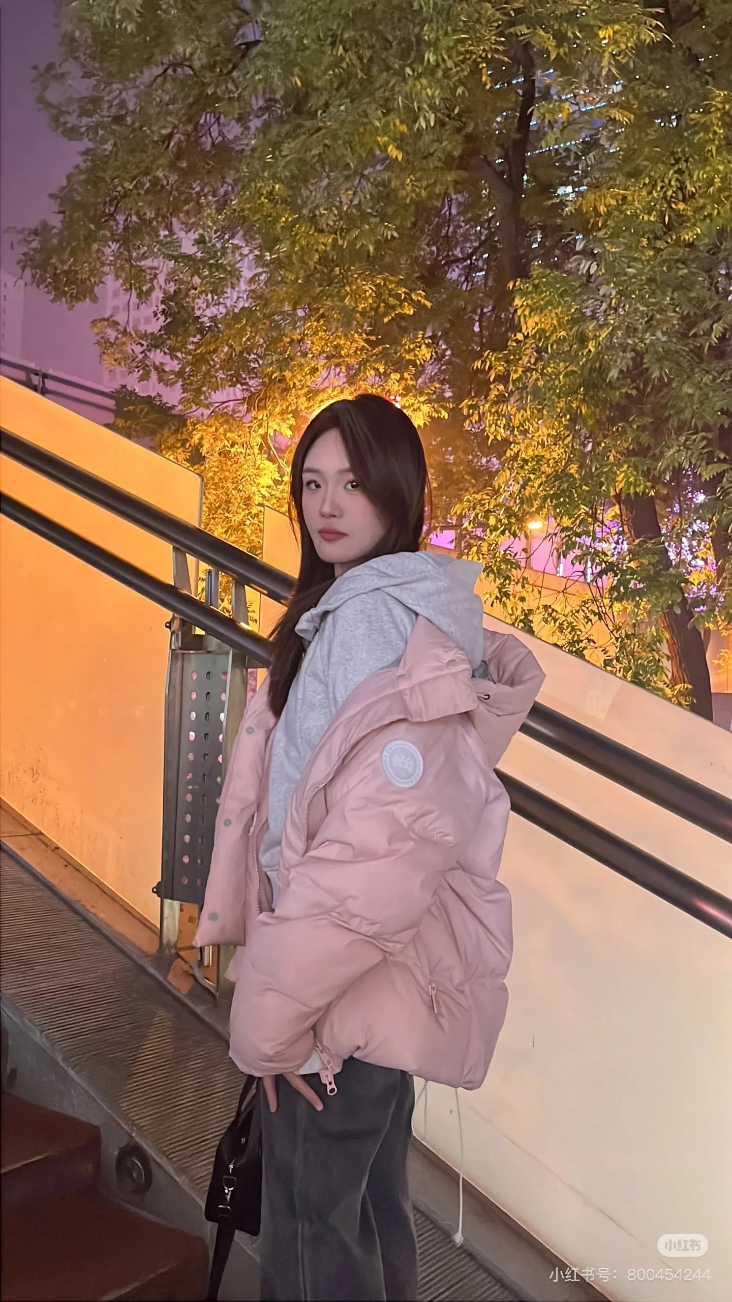 P770 model number: G124 Canada Goose PASTELS series new Parker couple's hooded down jacket 1️⃣The fabric is made of soft EnduraLuxe fabric, which enhances the durability of easy-to-wear parts, is lightweight and durable; the inner liner is made of anti-velvet gallbladder, which is comfortable and soft without velvet. It has a detachable hood, can be adjusted in two directions, and is also filled with down, which brings greater softness and wrapping around the head and neck, and is full of warmth. This parka features white trim on the back and sides, and the hardware locks are all original and custom-made to match the muted fabric color. Goose label: The official website’s new series of silicone material labels, non-embroidery labels. 2️⃣It is very youthful and energetic, and can be easily worn by both men and women. It is very in line with the fashion aesthetic concepts of today's young people! 3️⃣ A full set of customized accessories, complete with three standards, same style for men and women, a must-have for couples! Color: black, white, pink, stone gray, water-soluble blue Size: XS, S, M, L